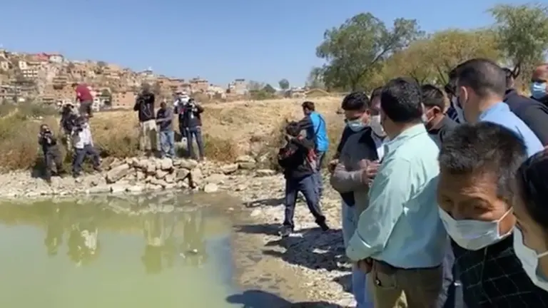 La prueba piloto que presentaron las autoridades municipales en la laguna Alalay. Captura de video GAMC