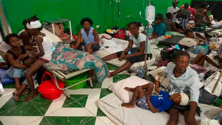 Pacientes y sus familiares permanecen en el hospital general de Les Cayes (Haití). EFE