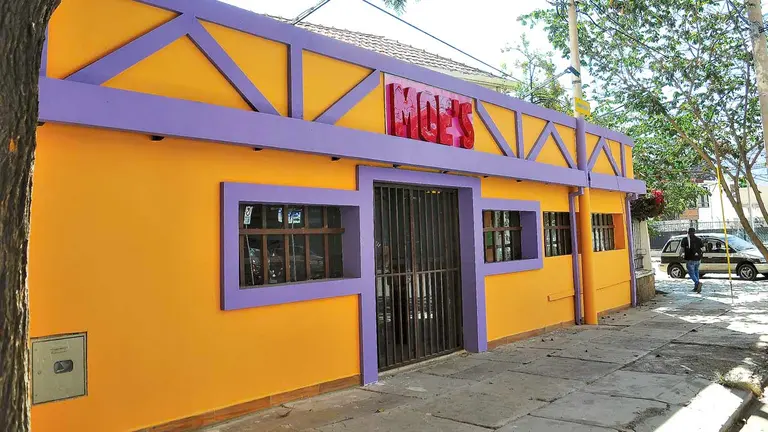 Moe&rsquo;s Bar by Krusty&rsquo;s está ubicado en la avenida Ramón Rivero y T. Beltrán.  NOÉ PORTUGAL-CORTESÍA
