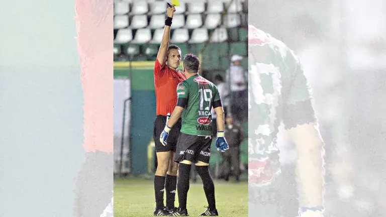El árbitro Gery Vargas sanciona con tarjeta amarilla a un jugador en el torneo local. ARCHIVO