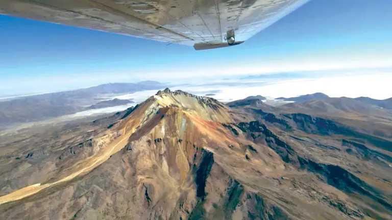 El panorama que los turistas aprecian cuando sobrevuelan el salar. Operadora Hidalgo Tours