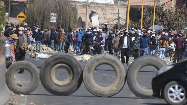 Un punto de bloqueo en una de las Huayculi de Cochabamba. DICO SOLÍS