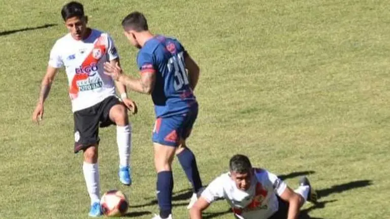 Un pasaje del partido entre Nacional Potosí y Wilster. APG