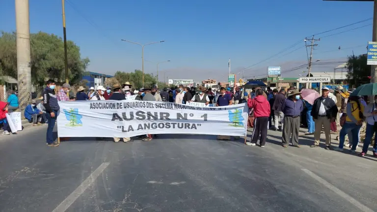 Un grupo de regantes en la avenidad Blanco Galindo.