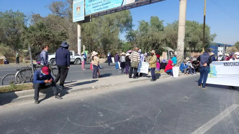 Regantes bloquean la Blnaco Galindo en Huayculi.