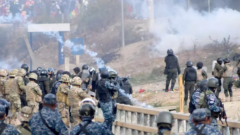 Cocaleros y uniformados en los conflictos suscitados en el puente de Huayllani, la tarde del 15 de noviembre de 2019. DICO SOLÍS