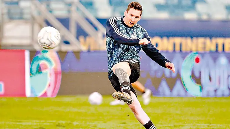 Lionel Messi ensaya un remate de pelota parada. EFE