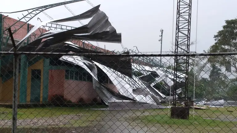 Cubierta destruida de un centro deportivo en Villa Tunari por tormenta en agosto de este a&ntilde;o.