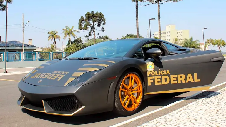 Fotografía de un lujoso Lamborgini, evaluado en unos 800 millones de reales (unos 153 millones de dólares), que entró a formar parte de la flota de vehículos de la Policía Federal de la ciudad de Curitiba (Brasil). EFE