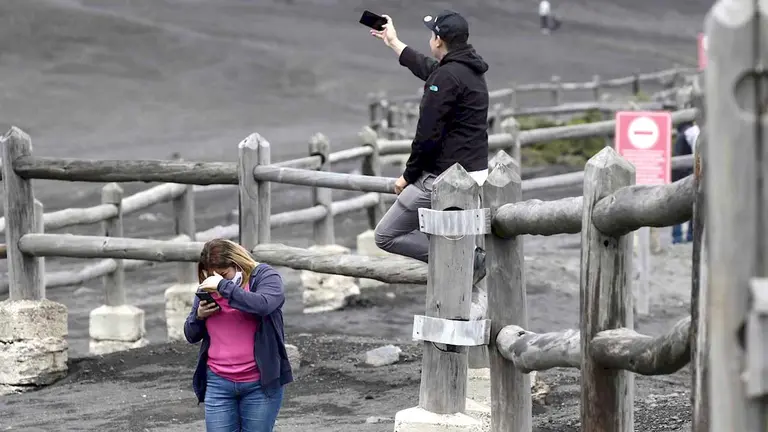 Turistas se toman una fotografías en el parque Volcán Irazú hoy, durante la conmemoración del Día de los Parques Nacionales, en la provincia de Cartago (Costa Rica). EFE