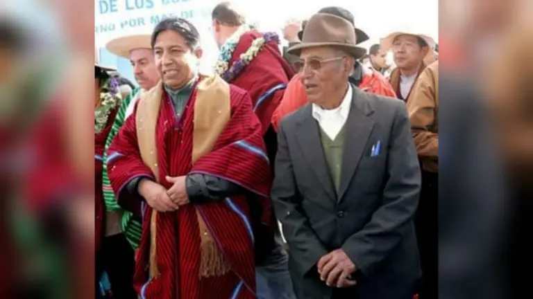 El vicepresidente de Estado, David Choquehuanca, junto a su padre Nicol&aacute;s Choquehuanca. RRSS