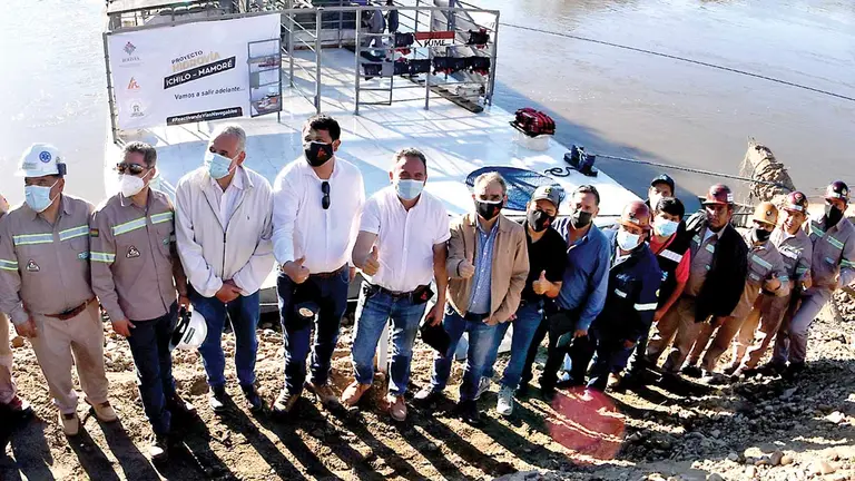 Un grupo de empresarios y autoridades en la hidrovía Ichilo - Mamoré. DICO SOLÍS