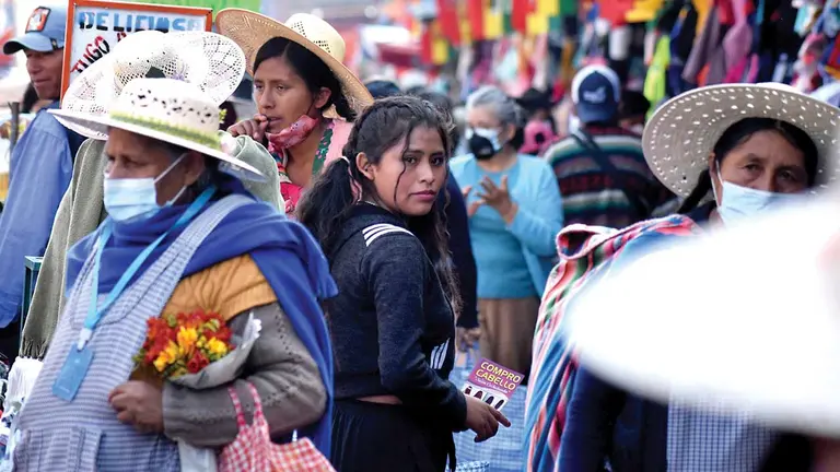 Personas aglomeradas en un mercado céntrico de Cochabamba. DICO SOLÍS