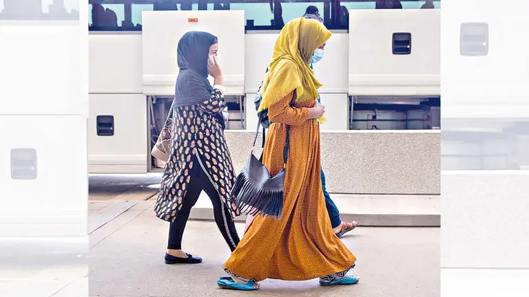 Mujeres evacuadas desde Kabul llegan al aeropuerto de Washington, en Estados Unidos. EFE