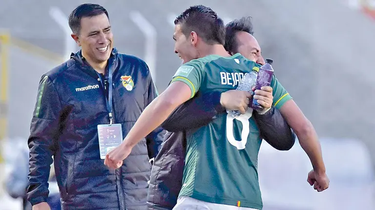 Los jugadores de la Selección Nacional festejan un gol en las Eliminatorias, en La Paz. APG