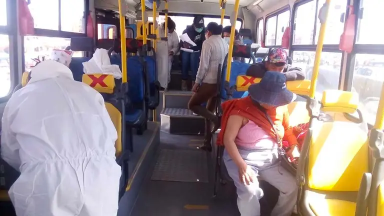 Los buses se convertirán en los espacios móviles en que el personal médico inmunizará a la ciudadanía. URGENTE.BO
