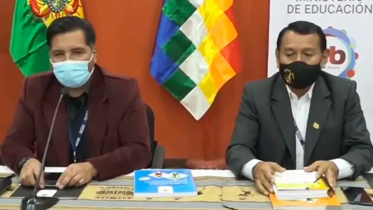 El viceministro de Educación Regular, Bartolomé Puma en la conferencia con el ministro Adrián Quelca este martes. ERBOL
