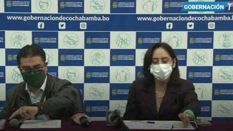 La secretaria departamental de Salud, Daysi Rocabado, y el jefe de Epidemiología del SEDES, Rubén Castillo, brindan el informe diario del comportamiento de la COVID-19 en Cochabamba. Captura de video GADC