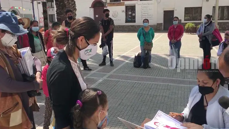 Fila de madres de familia a la espera de entregar las tareas de sus hijos. Captura