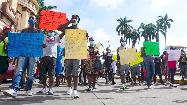 Grupos de migrantes haitianos protestan frente a las oficinas Instituto Nacional de Migración (INM) hoy, en Tapachula, estado de Chiapas (México). EFE