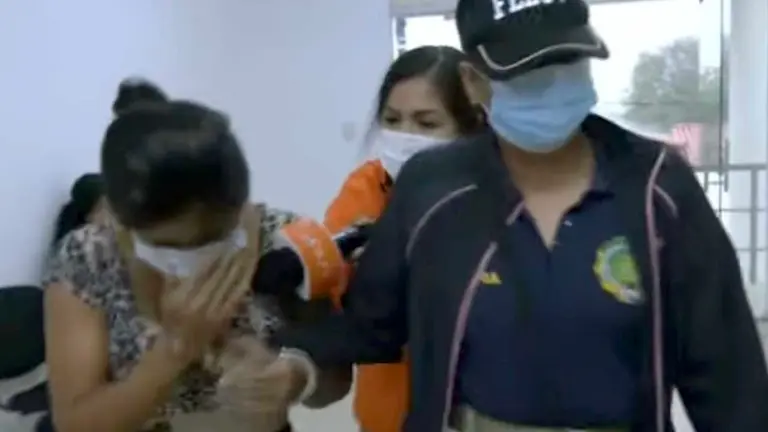 La acusada de flagelar a su hijo es trasladada a prisión. RED UNO