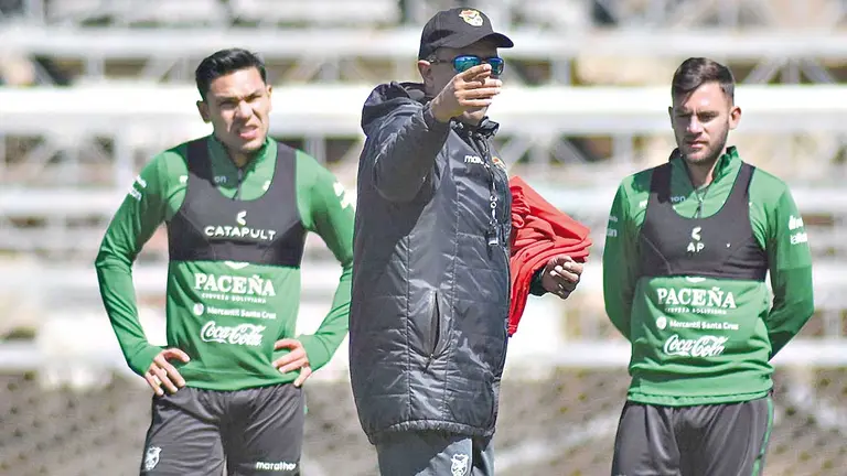El entrenador de la selección boliviana, César Farías (c), brinda instrucciones a los jugadores en las prácticas. FBF