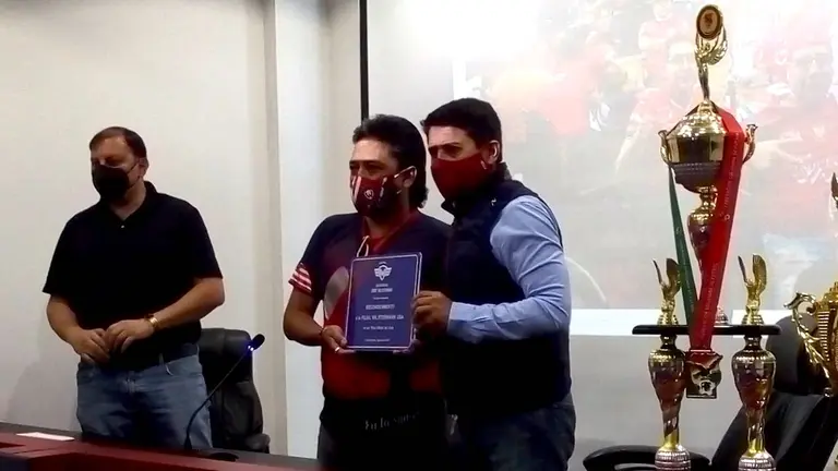 El presidente de Wilstermann, Gróver Vargas (d), entrega el reconocimiento a Ángel Claure, representante de la filial aviadora de Estados Unidos. ARIEL GUZMÁN