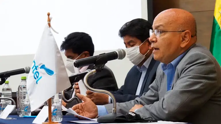 Autoridades de Entel junto al ministro de Obras, Edgar Monta&ntilde;o. ENTEL