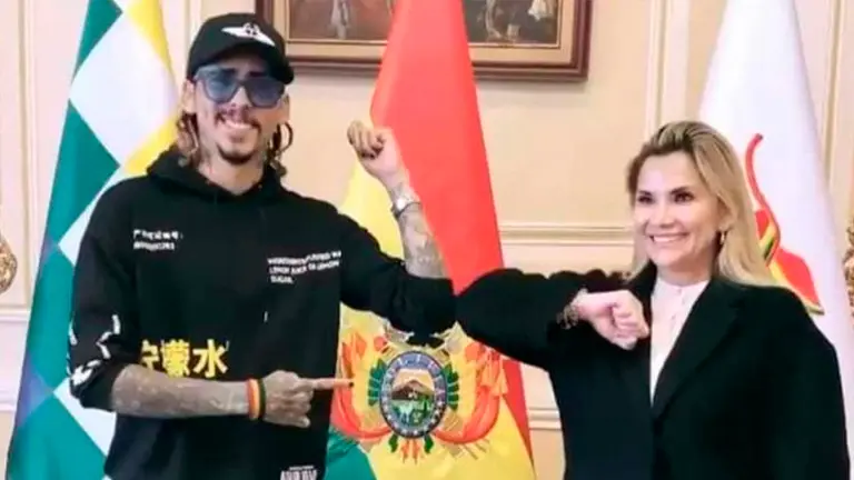 El artista junto a A&ntilde;ez, cuando era presidenta.