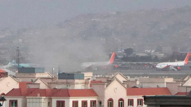 Captura de video del momento despu&eacute;s de la explosi&oacute;n en el aeropuerto de Kabul. EFE