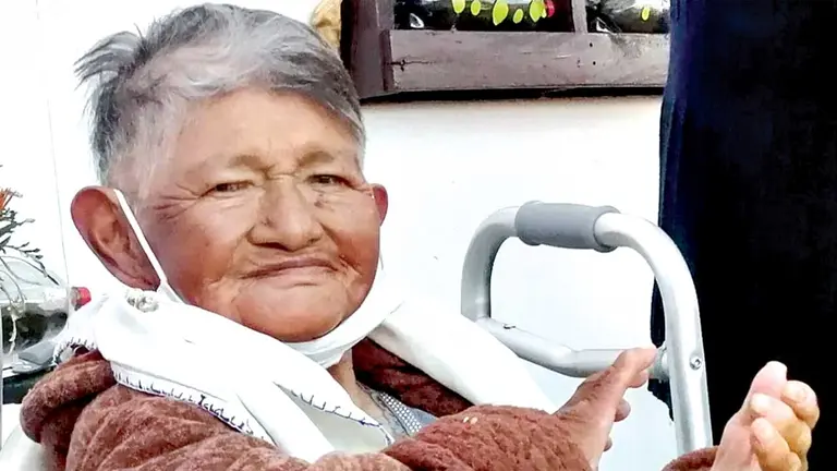 Una adulta mayor del asilo Caramarca en un festejo. GOBERNACIÓN