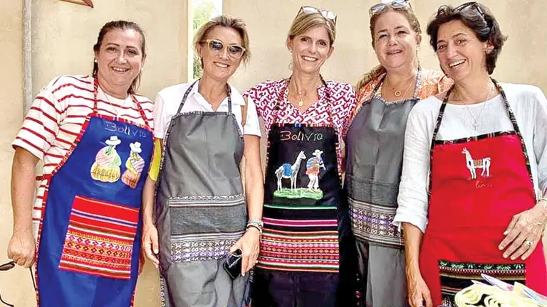Un grupo de mujeres de España luce los mandiles  artesanales hechos por víctimas de violencia. Adelante Mujer