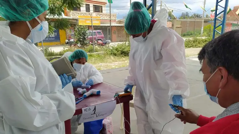 Personal de salud toma los signos vitales a una persona que recibir&aacute; la primera dosis de la vacuna anticovid. COMUNICACI&Oacute;N COLCAPIRHUA