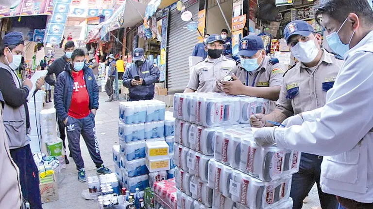 Gendarmes municipales con cerveza de contrabando decomisada. DICO SOLÍS