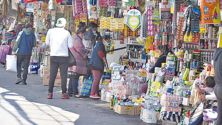 Algunos puestos de venta se abastecen de productos de contrabando para ofrecerlos a los clientes. DICO SOLÍS