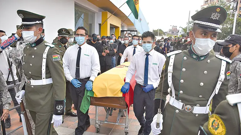El capitán Arias, fallecido durante una práctica de tiro, es trasladado a Cliza.     NOÉ PORTUGAL 