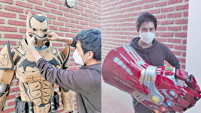 Juan Carlos Flores Reynolds muestra una réplica del traje de Batman y una parte del de Iron Man.      FOTOS- JORGE FERNÁNDEZ B.