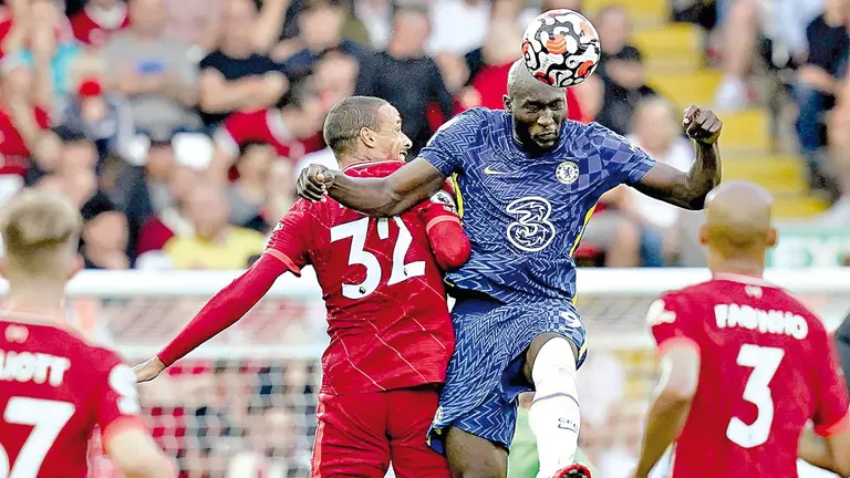 El jugador Lukaku en disputa por un balón.      EFE