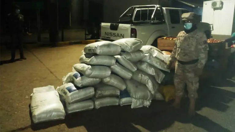 &Aacute;rea Naval decomisa mercader&iacute;a ilegal en el puente internacional de Bermejo