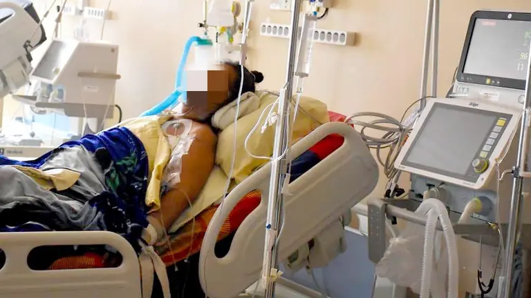 Una paciente recibe atención en terapia intensiva. ARCHIVO 