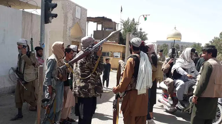 Talibanes armados en las calles de Kabul este domingo. EFE
