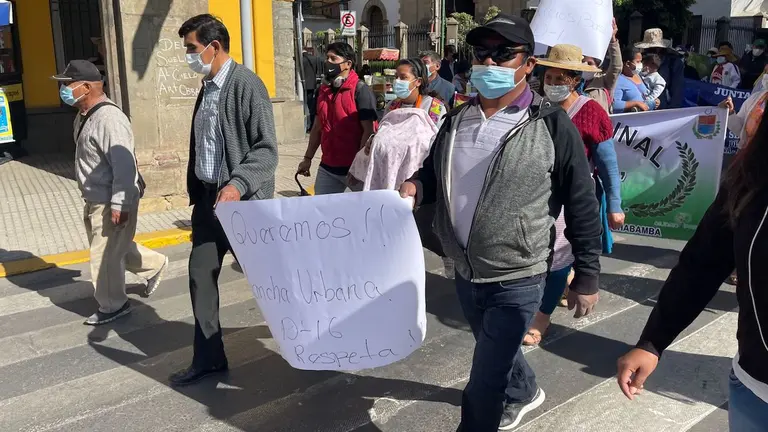 Vecinos de la zona sur marcha en el centro de la ciudad.