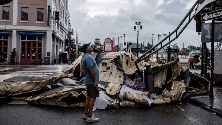 Ida mantiene el peligro como tormenta tropical tras devastar Luisiana. EFE