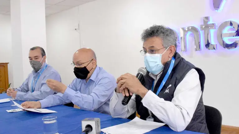 Las autoridades de ENTEL, este lunes en Cochabamba. NOÉ PORTUGAL