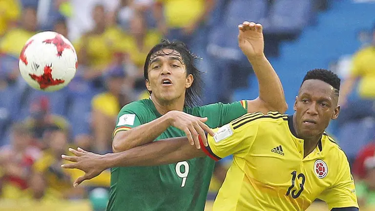 El zaguero Yeri Mina (d) disputa el balón con Martins. ARCHIVO