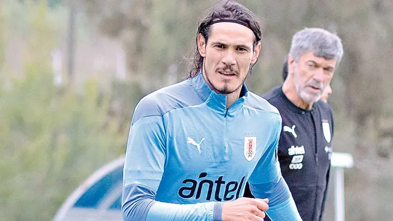 Edinson Cavani durante los entrenamientos, en 2019. El ariete volver&aacute; a jugar con la Celeste. FOTO: ARCHIVO