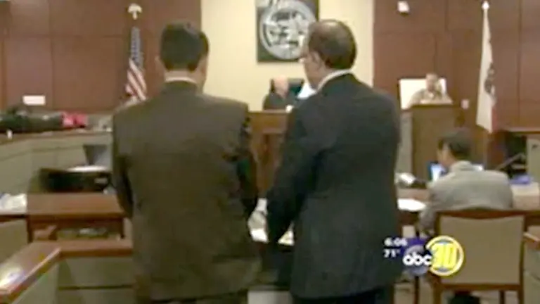 El pediatra boliviano (i), acusado de pornografía infantil, durante su comparecencia ante un Tribunal en Estados Unidos en 2015. ABC30.COM ACTION NEWS