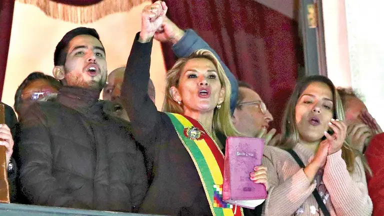 La exmandataria Jeanine Áñez, cuando asumió la Presidencia en 2019. INFOBAE
