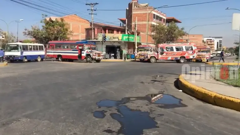 Varios micros bloquean la avenida 6 de Agosto, en el sur de la ciudad.