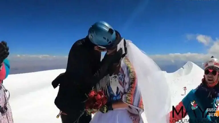 Los bolivianos Jhonny Pacheco y Heydi Paco decidieron darse el "s&iacute;" en el Illimani. EFE